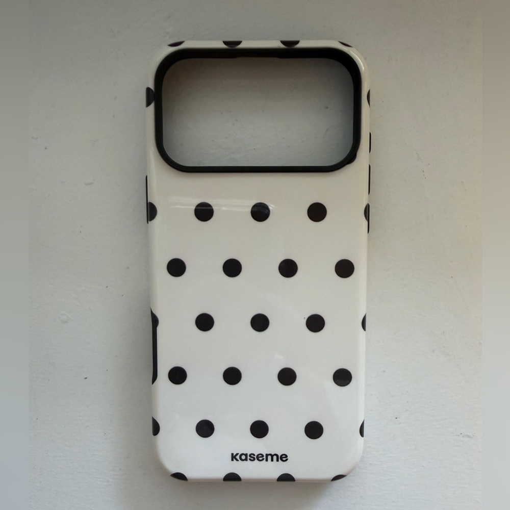 Kaseme White & Black Polka Dot Phone Case - iPhone 17 Pro Max